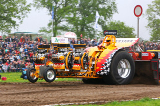 Monster truck track crowd stands - a monster truck free wallpaper