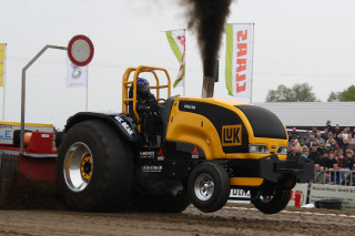 Tractor huge tire dirt track - the stand behind free wallpaper