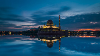 Large building lake cloudy sky 4 - a reflection free wallpaper