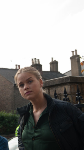 Woman building clock man standing - free 3d render wallpaper