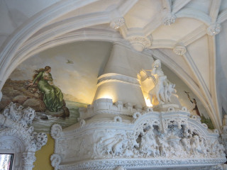 White statue painting mirror window - de hirsh margule free wallpaper