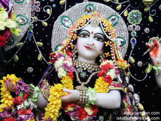 Statue woman flowered headdress necklace - a statue of a woman free wallpaper for desktop