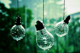 Light bulbs rain water droplets - free light wallpaper