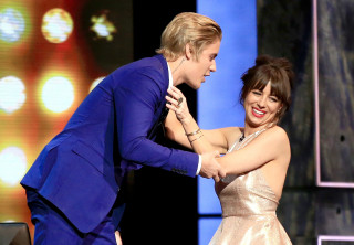 Man woman dancing stage showroom - a gold dress free wallpaper