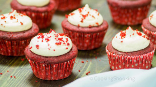 Red velvet cupcakes white frosting - professional food photography free wallpaper