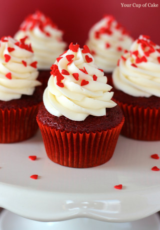 Cupcakes white frosting red sprinkles - free hearts wallpaper for mobile