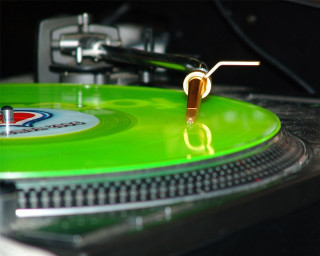 Green yellow recordplayer kitsch altichiero - a silk screen free wallpaper