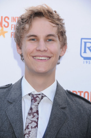 Young man suit smile event - a red star free wallpaper for mobile