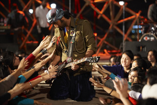 Man crowd guitar microphone helmet - a guitar and a microphone free wallpaper