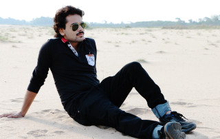 Man sitting sand foot up - his foot free wallpaper