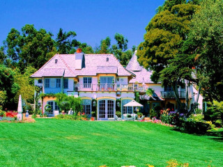 Large house lawn flowers front - a large house free wallpaper