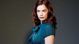 Redhair woman greenshirt darkbackground graywall - leesha hannigan free wallpaper
