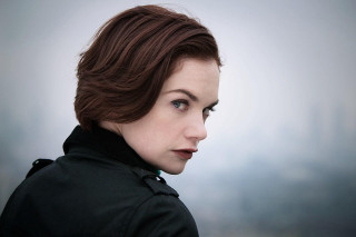 Woman black coat city background - leesha hannigan free wallpaper for desktop