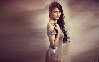 Silver dress woman pose photorealistic - her right arm free wallpaper