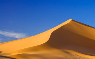 Large sand dune blue sky 2 - a large sand dune free wallpaper for desktop