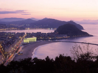 City night beach mountains water - the background and a body of water free wallpaper for desktop