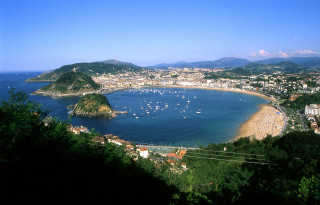 Bay boats city mountains background - a city in the distance free wallpaper