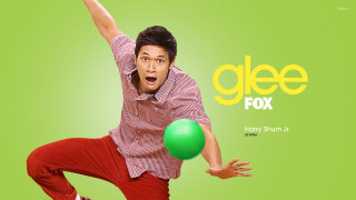 Man jumping green ball glee - the back of his shirt free wallpaper