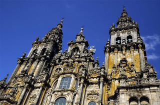 Large building clock sky background - free architecture wallpaper for desktop