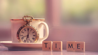 Clock cup scrabble time table - free vintage wallpaper