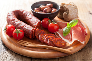 Wooden plate meat vegetables tomatoes - a wooden plate free wallpaper