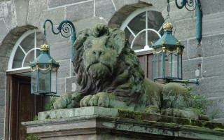 Lion statue stone building lamp - grotesque free wallpaper