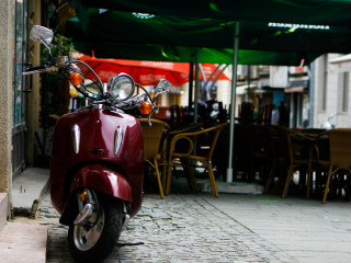 Red scooter cobblestone street restaurant - table free wallpaper