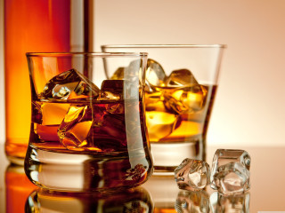 Whiskey glass ice cubes bottle - a reflection free wallpaper for desktop