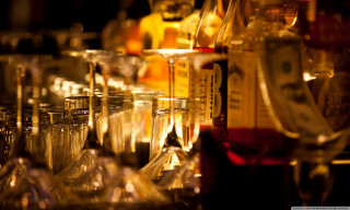 Wine glasses counter wine bottles - a row free wallpaper for desktop