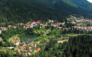 Village forest lake mountain scenery - alen divi free wallpaper