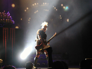 Man guitar stage crowd watching - eric taylor free wallpaper for desktop