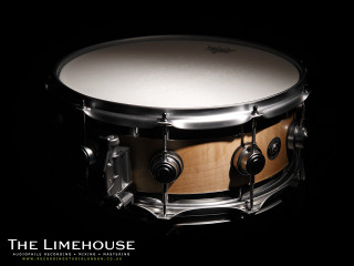 Close up drum black background - product photography free wallpaper