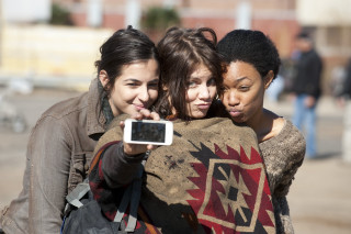Three girls selfie city square - a city square free wallpaper