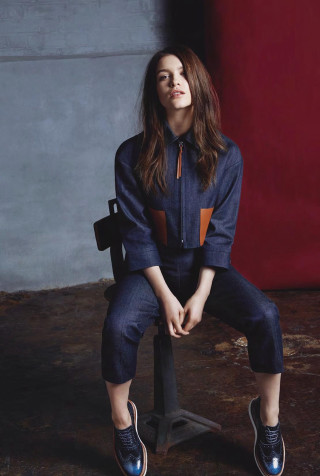 Woman sitting chair legs crossed 30 - a blue shirt free wallpaper for mobile