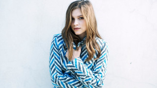 Woman arms crossed wall hand - a hand free wallpaper for desktop