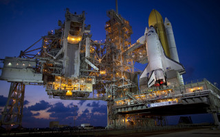 Space shuttle transportation launch pad - a crane free wallpaper