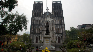 Cathedral statue fire hydrant yellow - a statue in front free wallpaper