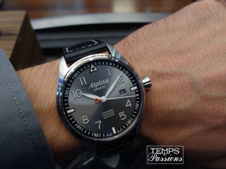 Man watch black leather band - his wrist free wallpaper