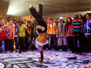 Woman handstand crowd building graffiti - movie free wallpaper