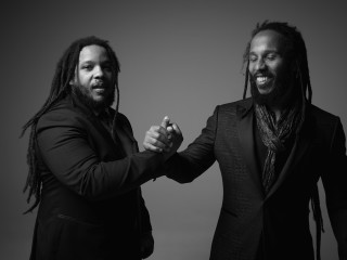 Two men suits holding hands - hand free wallpaper for desktop