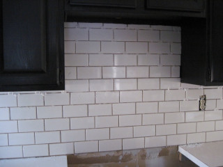 Kitchen white tile backsplash black - hard edge free wallpaper