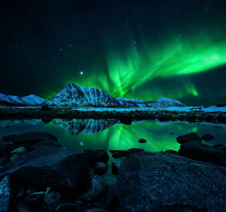 Aurora borealis mountain lake reflection - free mountains wallpaper for tablet