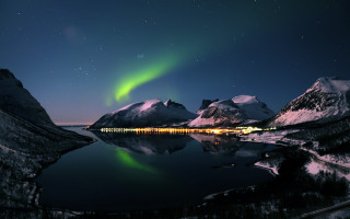 Lake green aurora light mountains - artur grottger free wallpaper