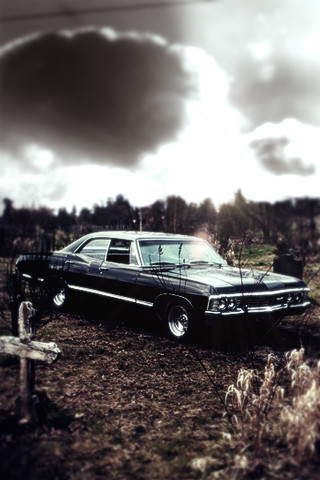 Black car field cross tree - free retro wallpaper for mobile