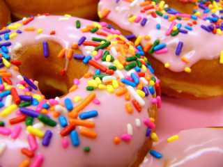 Close up doughnuts sprinkles pink - sprinkle free wallpaper