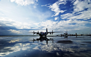 Plane tarmac reflection blue sky - the tarmac free wallpaper