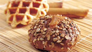 Doughnut closeup mat waffle cinnamon - a mat free wallpaper