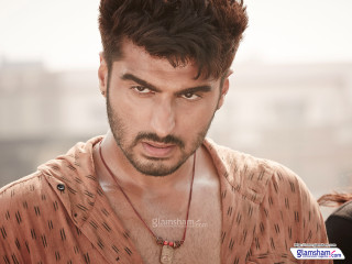 Man necklace camera blurry background - altoon sultan free wallpaper for desktop