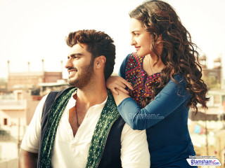 Man carrying woman city buildings - his back in free wallpaper