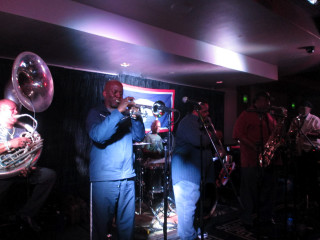 Band playing dark room singing - bill lewis free wallpaper for desktop